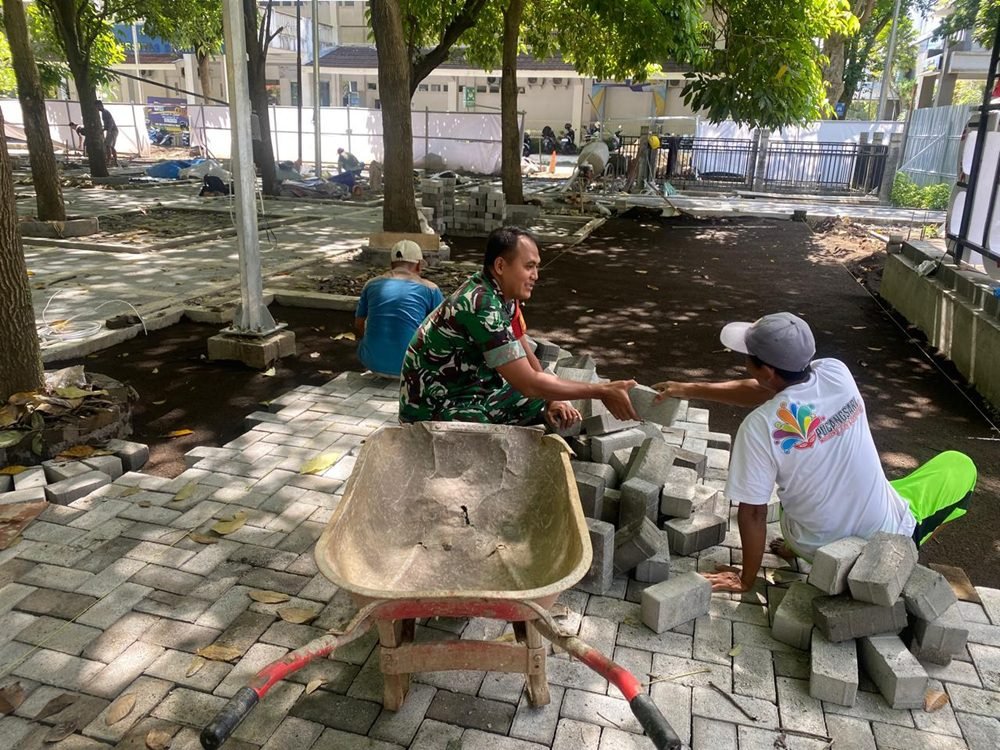 Semangat Gotong Royong, Babinsa Lowokwaru Bantu Warga Pemasanagan Paving