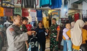 Jelang Lebaran, Babinsa dan Bhabinkamtibmas Sukoharjo Patroli Dialogis di Pasar Besar Malang