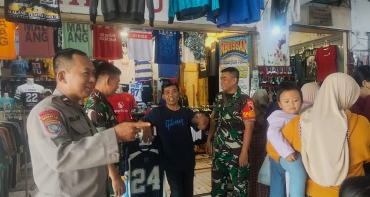 Jelang Lebaran, Babinsa dan Bhabinkamtibmas Sukoharjo Patroli Dialogis di Pasar Besar Malang