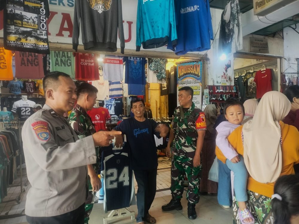 Jelang Lebaran, Babinsa dan Bhabinkamtibmas Sukoharjo Patroli Dialogis di Pasar Besar Malang
