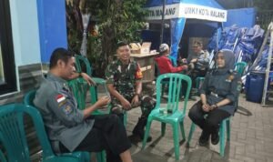 Melalui Komsos, Babinsa Sukun Perkuat Sinergi dengan Linmas di Wilayah Binaan