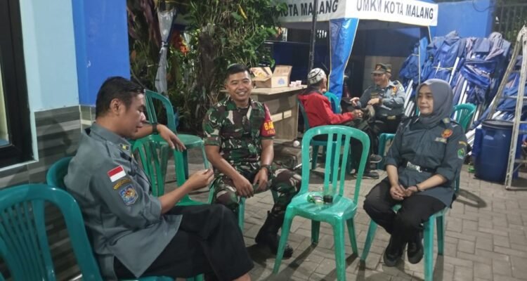 Melalui Komsos, Babinsa Sukun Perkuat Sinergi dengan Linmas di Wilayah Binaan