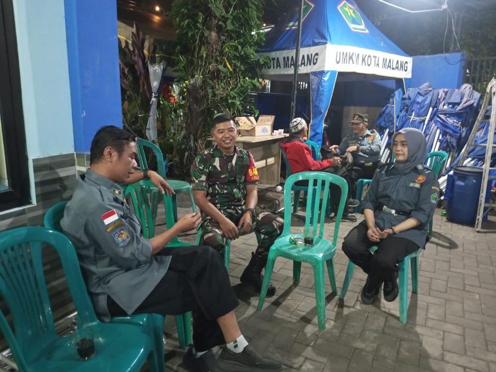 Melalui Komsos, Babinsa Sukun Perkuat Sinergi dengan Linmas di Wilayah Binaan