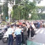 Berbagi Takjil Hujan Tak Surutkan Antusiasme, Matos Tebar 4.000 Paket Takjil untuk Warga