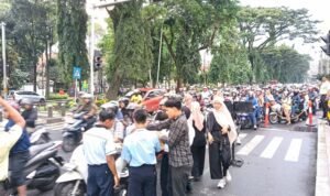 Berbagi Takjil Hujan Tak Surutkan Antusiasme, Matos Tebar 4.000 Paket Takjil untuk Warga