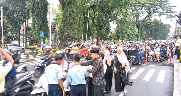 Berbagi Takjil Hujan Tak Surutkan Antusiasme, Matos Tebar 4.000 Paket Takjil untuk Warga