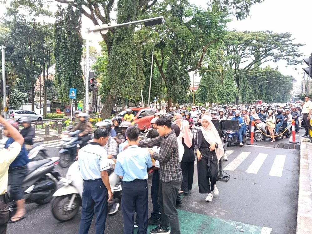 Hujan Tak Surutkan Antusiasme, Matos Tebar 4.000 Paket Takjil untuk Warga