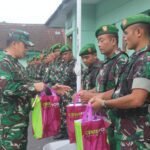 Dandim 0833 Dandim 0833 Apresiasi Kinerja Prajurit Berikan Bingkisan Lebaran untuk Keluarga