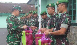 Dandim 0833 Dandim 0833 Apresiasi Kinerja Prajurit Berikan Bingkisan Lebaran untuk Keluarga