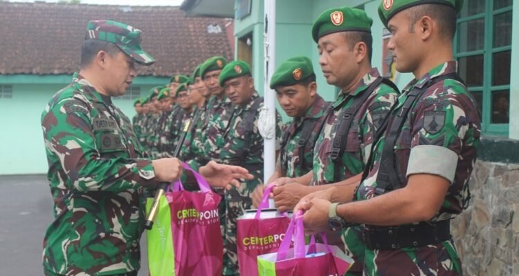Dandim 0833 Dandim 0833 Apresiasi Kinerja Prajurit Berikan Bingkisan Lebaran untuk Keluarga