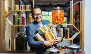 Dari Jualan di Kelas hingga Ekspor, Alumni UMM Sukses Kembangkan Keripik Buah ke Pasar Global