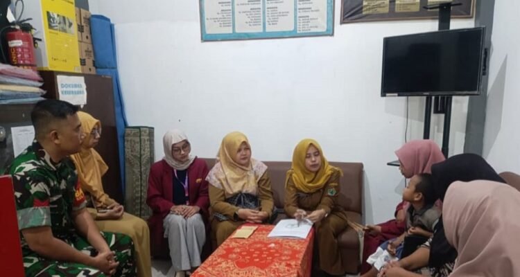 Perkuat Data Kesejahteraan Sosial, Babinsa Kopka Rudi Dampingi Dinsos Pendataan DTKS