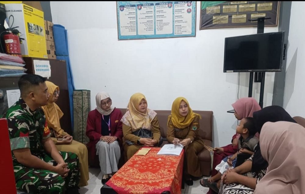 Perkuat Data Kesejahteraan Sosial, Babinsa Kopka Rudi Dampingi Dinsos Pendataan DTKS