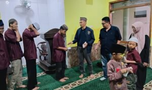 Komunitas Wartawan Aksara Tumapel Santuni 12 Anak Yatim dan Dhuafa Earga Kamoung diluar Yayasan Panti Komunitas Wartawan Aksara Tumapel Santuni 12 Anak Yatim dan Dhuafa Earga Kamoung diluar Yayasan Panti