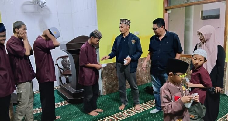 Komunitas Wartawan Aksara Tumapel Santuni 12 Anak Yatim dan Dhuafa Earga Kamoung diluar Yayasan Panti Komunitas Wartawan Aksara Tumapel Santuni 12 Anak Yatim dan Dhuafa Earga Kamoung diluar Yayasan Panti