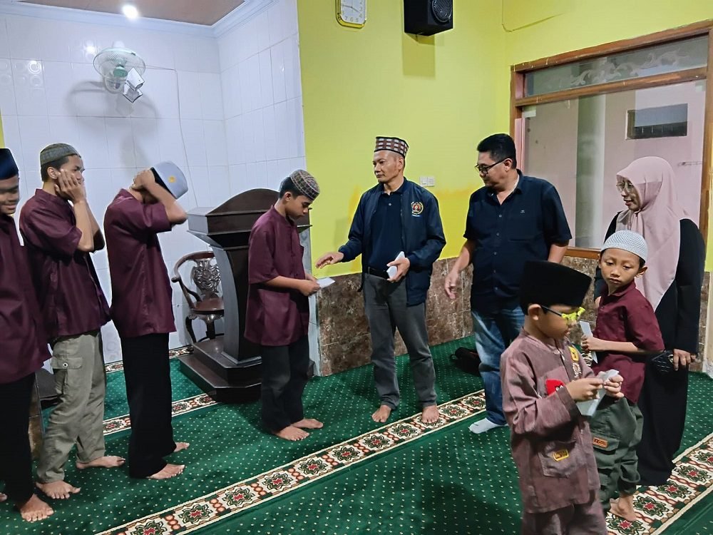 Komunitas Wartawan Aksara Tumapel Santuni 12 Anak Yatim dan Dhuafa Earga Kamoung diluar Yayasan Panti