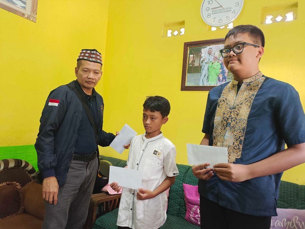 Komunitas Wartawan Aksara Tumapel Santuni 12 Anak Yatim dan Dhuafa Earga Kamoung diluar Yayasan Panti