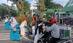 Koramil Blimbing Berbagi Berkah, Bagikan Takjil Gratis bagi Pengguna Jalan di Bulan Ramadhan