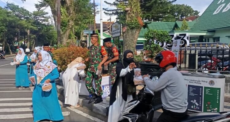Koramil Blimbing Berbagi Berkah, Bagikan Takjil Gratis bagi Pengguna Jalan di Bulan Ramadhan