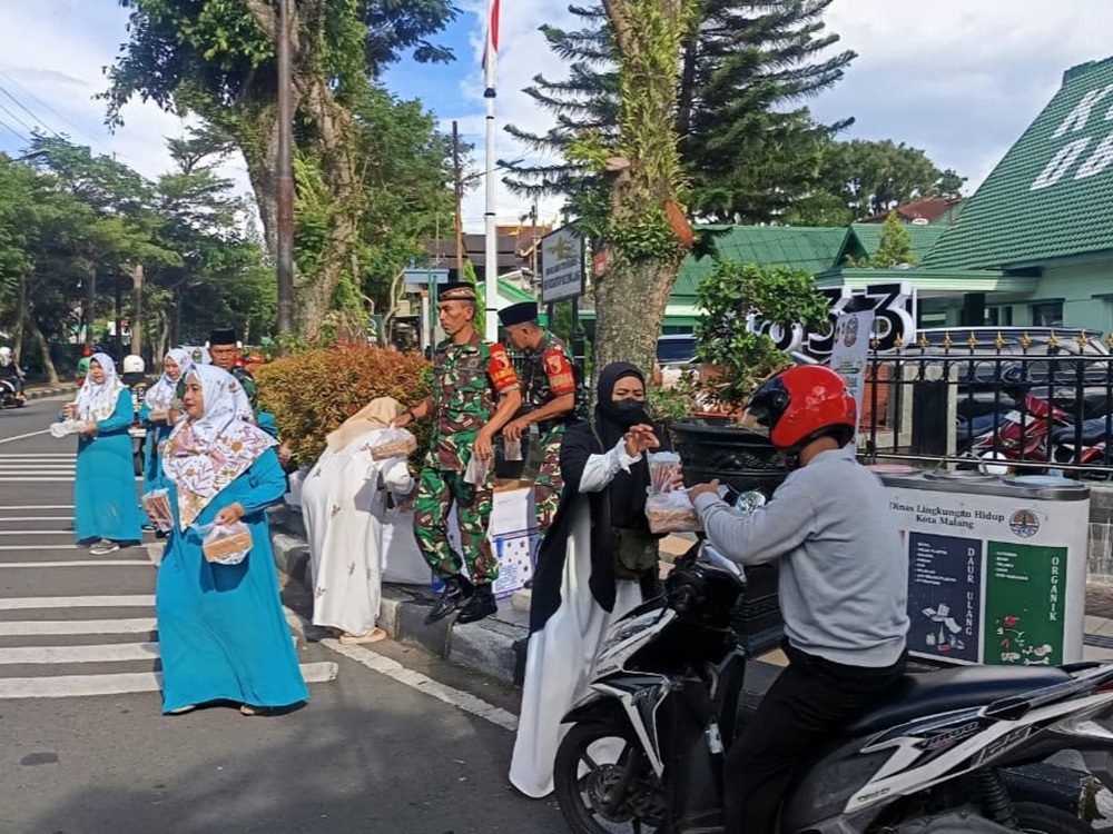 Koramil Blimbing Berbagi Berkah, Bagikan Takjil Gratis bagi Pengguna Jalan di Bulan Ramadhan