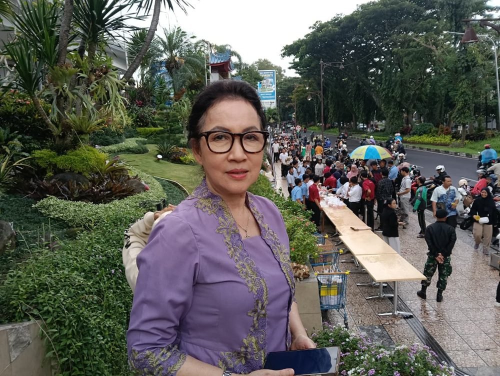 Hujan Tak Surutkan Antusiasme, Matos Tebar 4.000 Paket Takjil untuk Warga