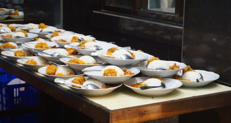 Masjid Raden Patah UB Bagikan Ribuan Porsi Buka Puasa untuk Jamaah Selama Ramadan