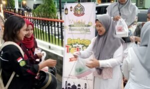 Persit Kodim 0833 Berbagi Takjil Gratis di Bulan Ramadhan