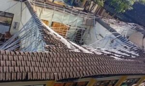 Kondisi atap SMPN1 Ampelgading ambruk