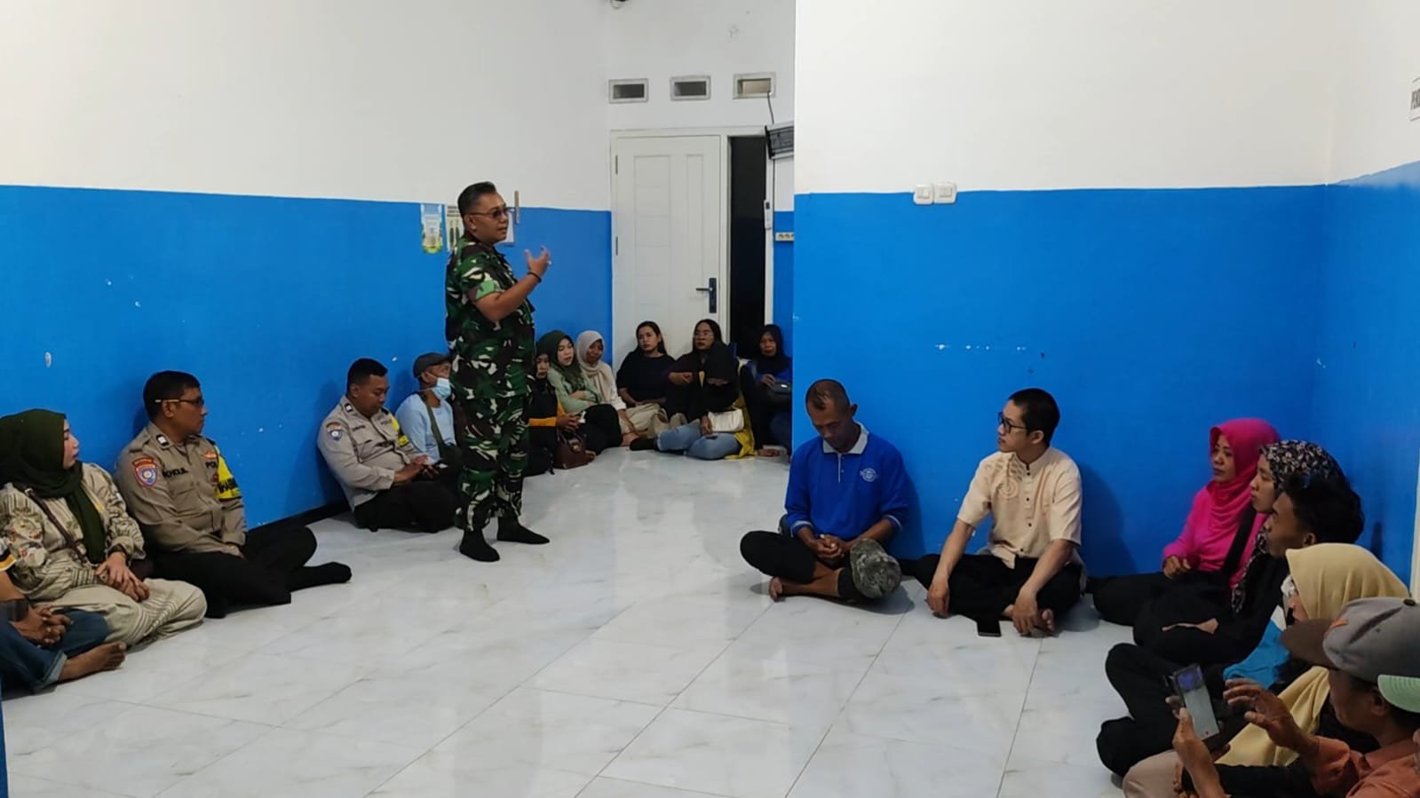 Babinsa Kedungkandang Perkuat Disiplin dan Nasionalisme Relawan MBG Melalui Sosialisasi