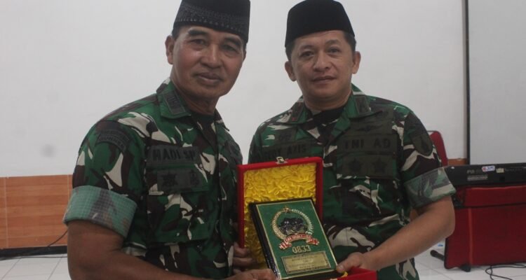 beri penghargaan Dandim 0833 Malang Lepas Prajurit, Momen Haru Warnai Penghargaan Pengabdian