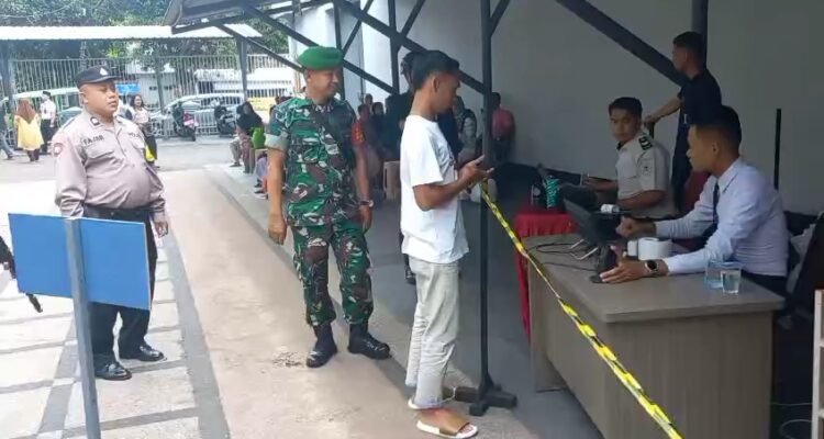 pantau lapas Sinergi Babinsa dan Bhabinkamtibmas Amankan Kunjungan Warga Binaan di Lapas Malang .