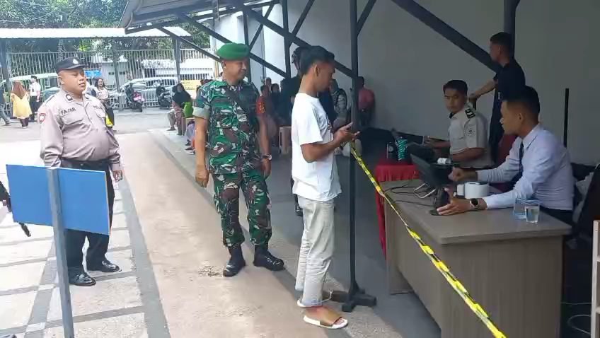 Sinergi Babinsa dan Bhabinkamtibmas Amankan Kunjungan Warga Binaan di Lapas Malang .