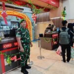 Babinsa Klojen Intensifkan Pengawasan di Stasiun Kota Baru, Jaga Keamanan Penumpang.