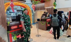 pantau stasiun Babinsa Klojen Intensifkan Pengawasan di Stasiun Kota Baru, Jaga Keamanan Penumpang.