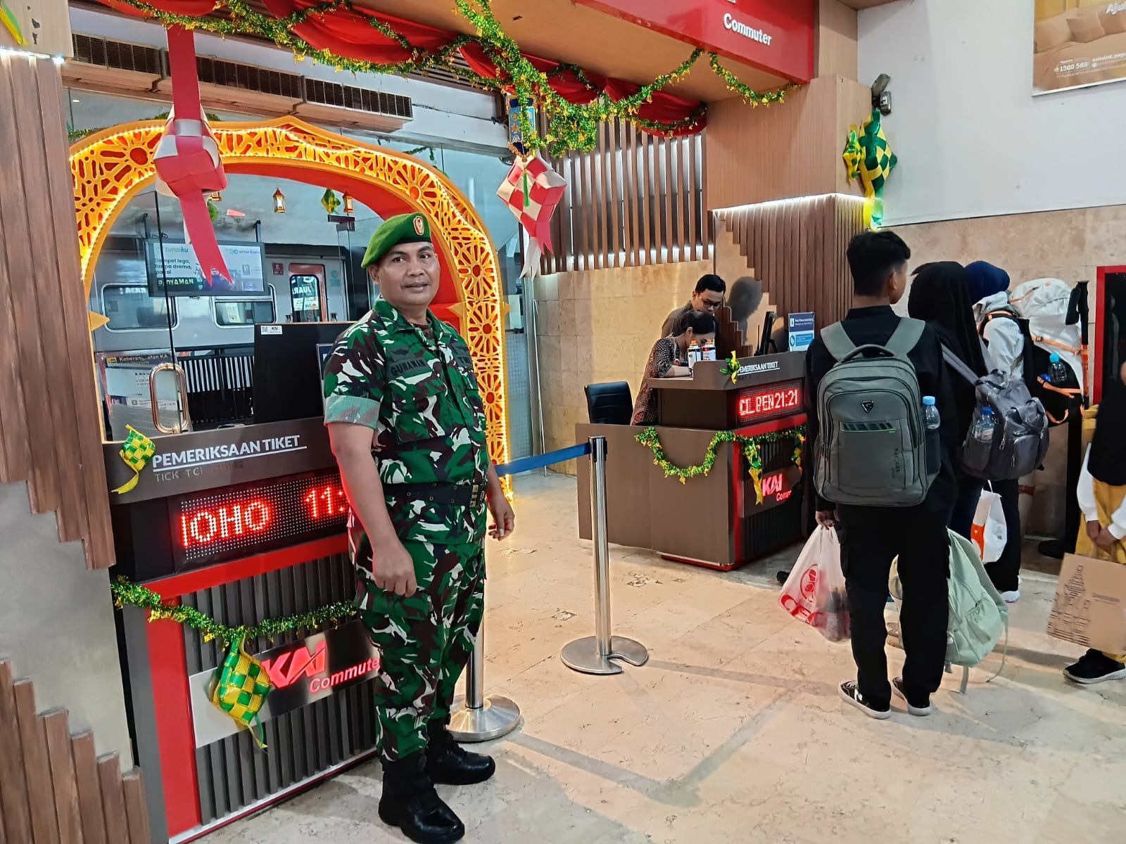 Babinsa Klojen Intensifkan Pengawasan di Stasiun Kota Baru, Jaga Keamanan Penumpang.