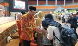 sungkeman Rektor UM Halal Bihalal UM Perkuat Kebersamaan dan Harmoni Sivitas Akademika