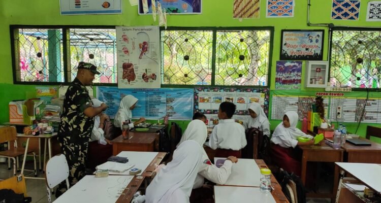 Dikelas Babinsa Buring Pastikan Distribusi MBG Tepat Sasaran dan Berjalan Lancar