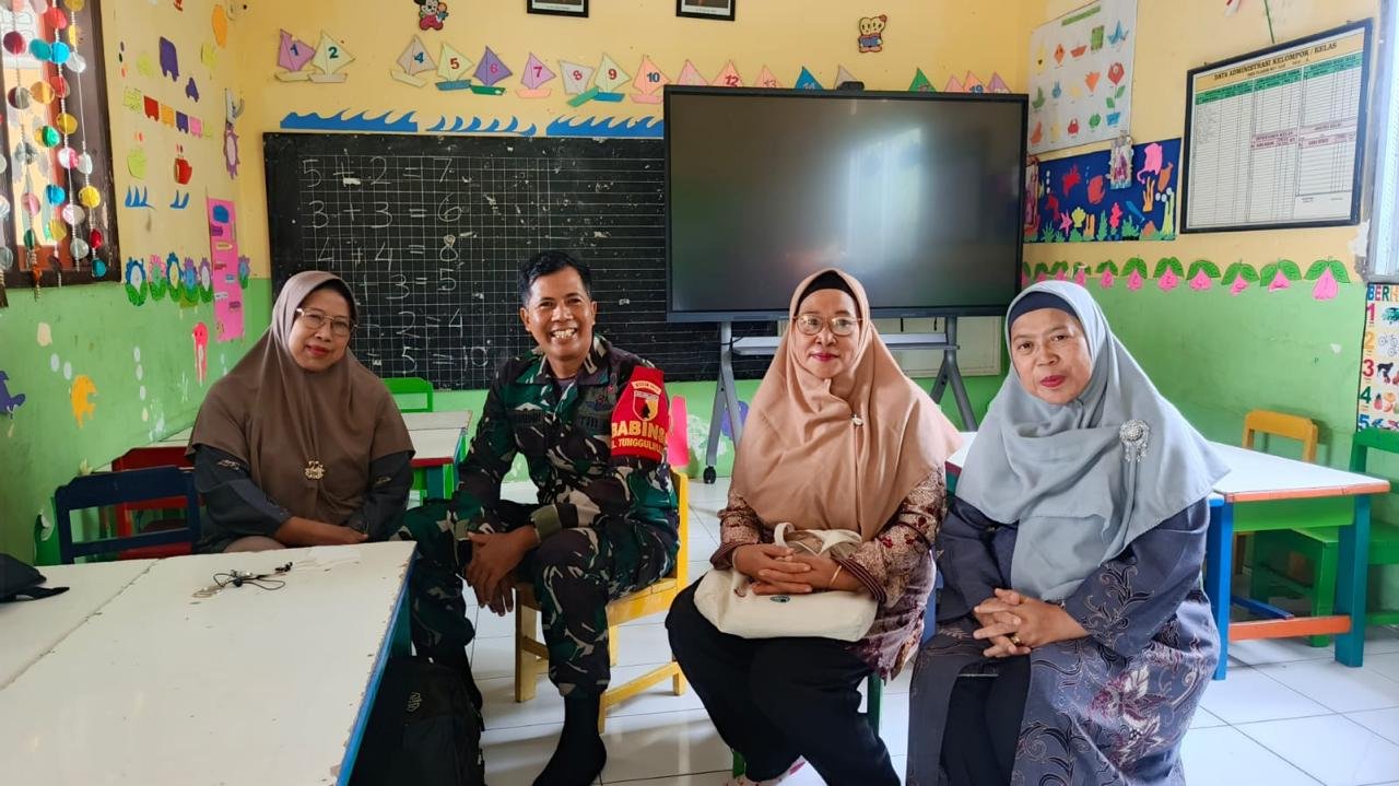 Babinsa Lowokwaru Jalin Komunikasi Sosial dengan Guru SDN 1 Tunggulwulung