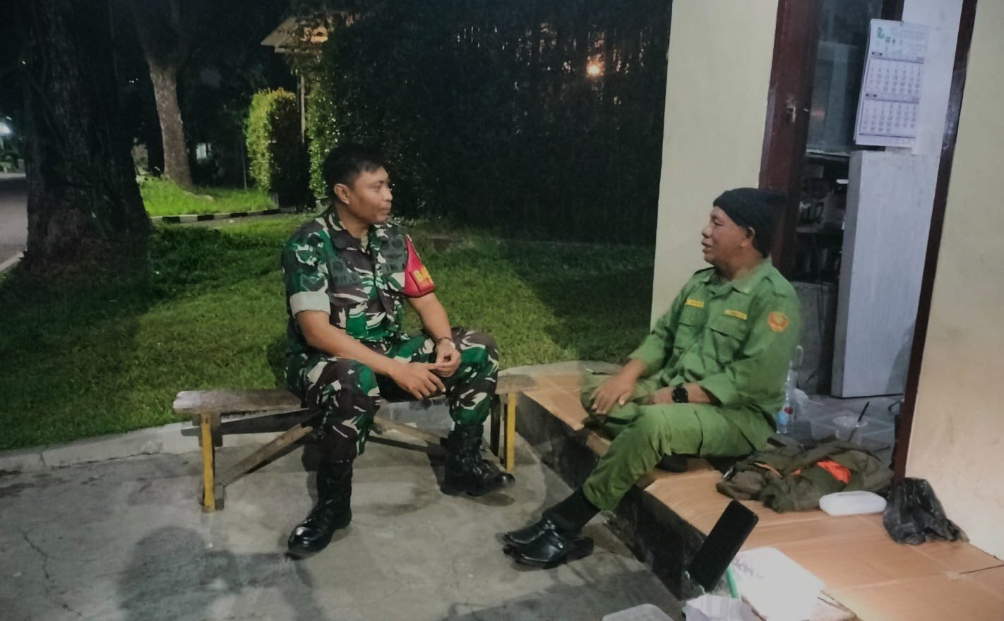 Babinsa Oro-Oro Dowo Intensifkan Patroli Dialogis Malam, Ciptakan Rasa Aman dan Perkuat Kedekatan dengan Warga