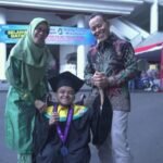 Dari Kursi Roda Menuju Panggung Prestasi: Kisah Lulusan Inklusif dari UMM yang Menginspirasi.