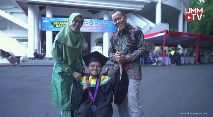 Dari Kursi Roda Menuju Panggung Prestasi: Kisah Lulusan Inklusif dari UMM yang Menginspirasi.