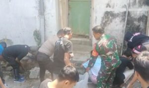 Babinsa Lowokwaru dan Warga Merjosari Gotong Royong Angkat Sampah dan Sedimen