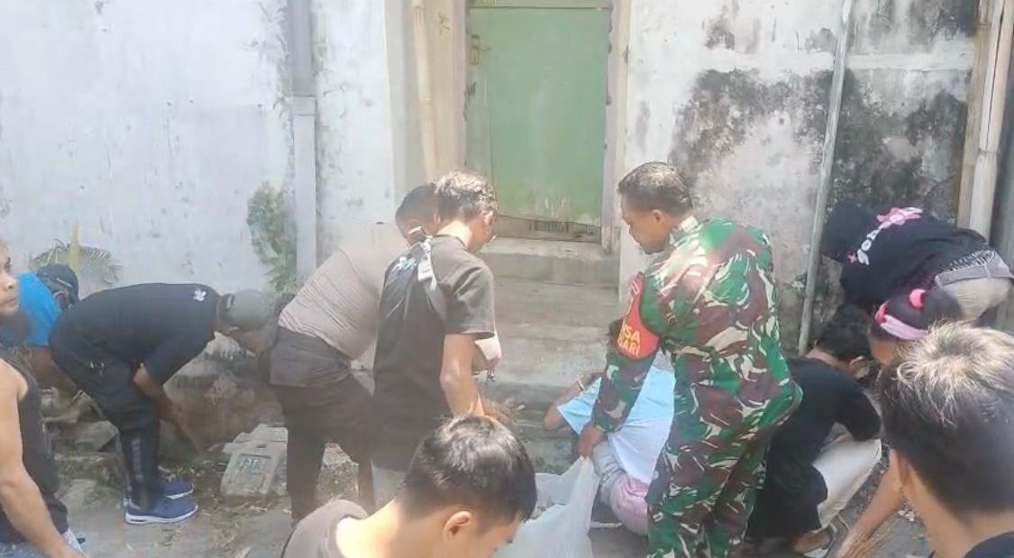 Babinsa Lowokwaru dan Warga Merjosari Gotong Royong Angkat Sampah dan Sedimen