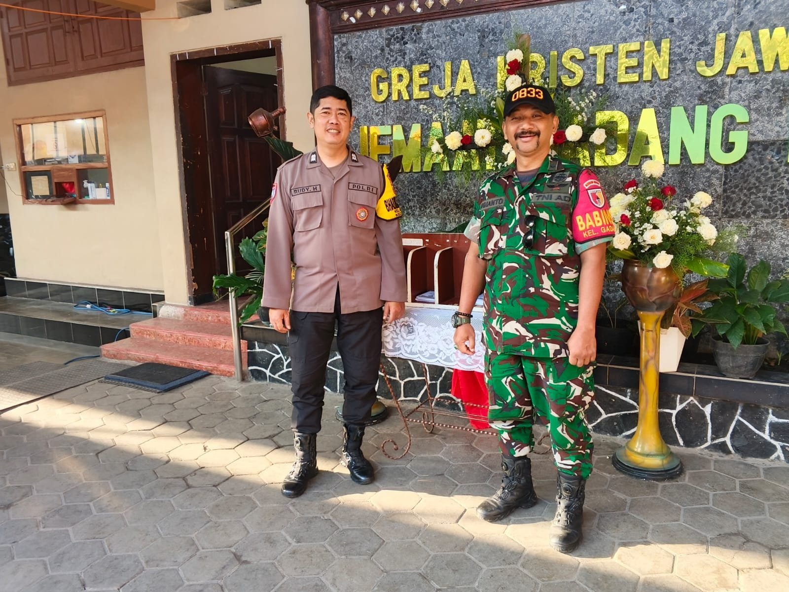 Babinsa Gadang Pastikan Ibadah Jumat Agung di GKJW Berlangsung Aman dan Khidmat
