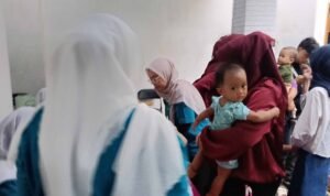 antrian pwserta imunisasi campak di MCH