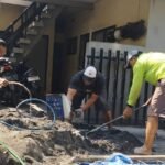 Babinsa Dinoyo dan Warga Gotong Royong Pasang Paving, Akses Jalan Kian Nyaman.