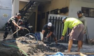 Babinsa Dinoyo dan Warga Gotong Royong Pasang Paving, Akses Jalan Kian Nyaman.