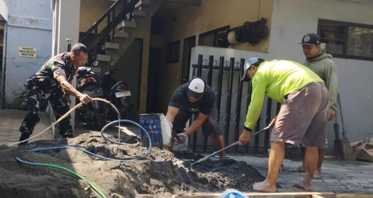 Babinsa Dinoyo dan Warga Gotong Royong Pasang Paving, Akses Jalan Kian Nyaman.
