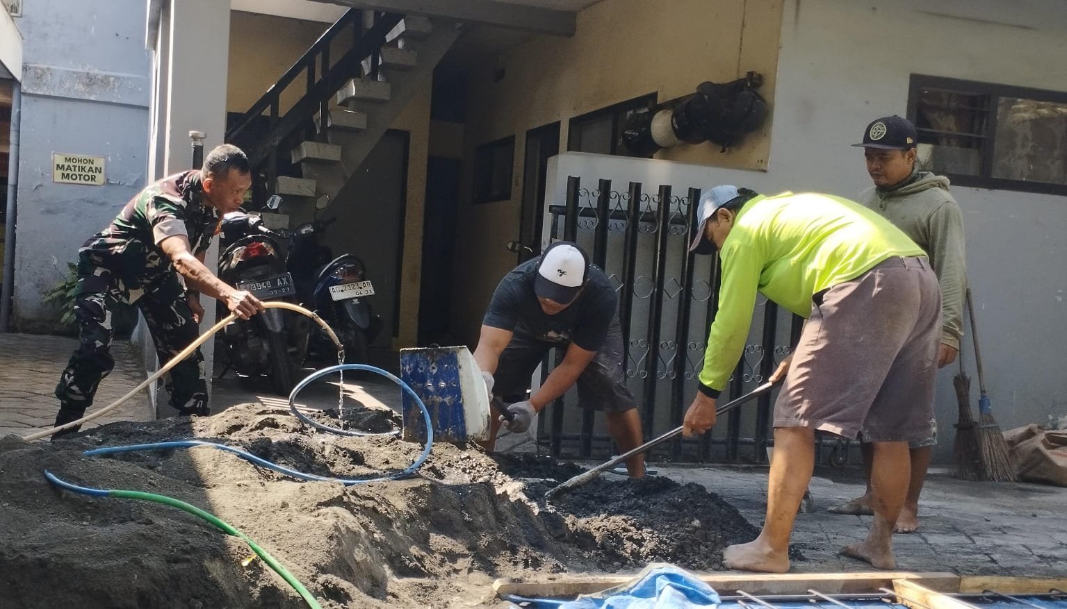 Babinsa Dinoyo dan Warga Gotong Royong Pasang Paving, Akses Jalan Kian Nyaman.