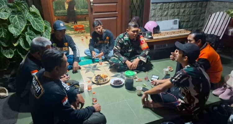 Anjangsana Babinsa Jatimulyo Perkuat Keamanan, Warga dan Linmas Beri Apresiasi.